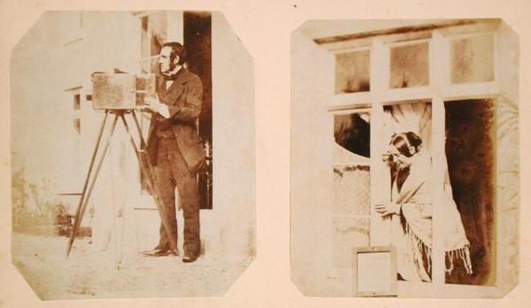 Selvportrett til venstre og Emma Thomasina Llewelyn (1808-81) som trykker et papirnegativ i solen til høyre av John Dillwyn Llewelyn