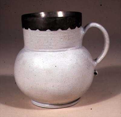 Krus, ca. 1680 (saltglasert steintøy) av John Dwight