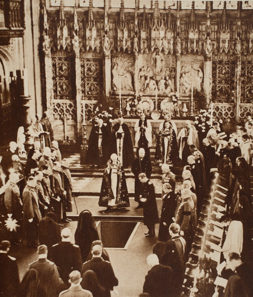 Kong Edward VIII sprinkles jorden på sin fars kiste, 1936 av John Hill