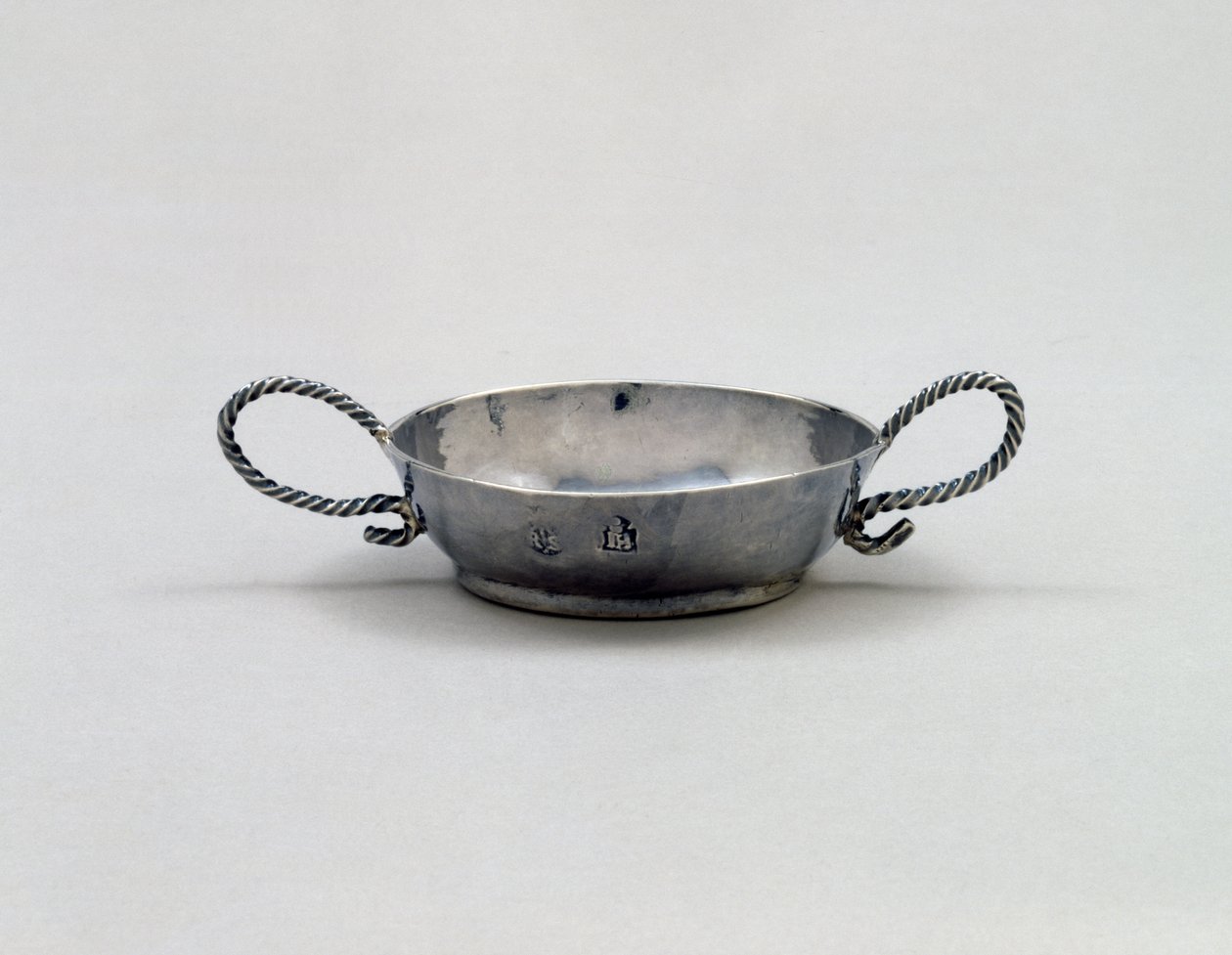 Dram kopp, 1655-54 (sølv) av John Hull and Robert Sanderson John Hull and Robert Sanderson