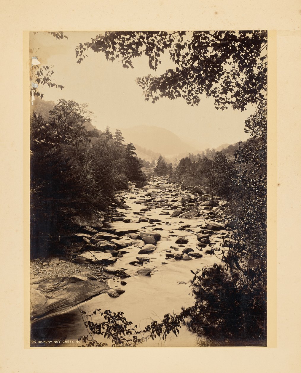 Ved Hickory Nut Creek, North Carolina av John K. Hillers