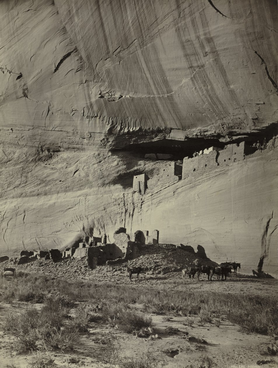 Ruiner av klippeboliger, Cañon de Chelly, Arizona av John K. Hillers