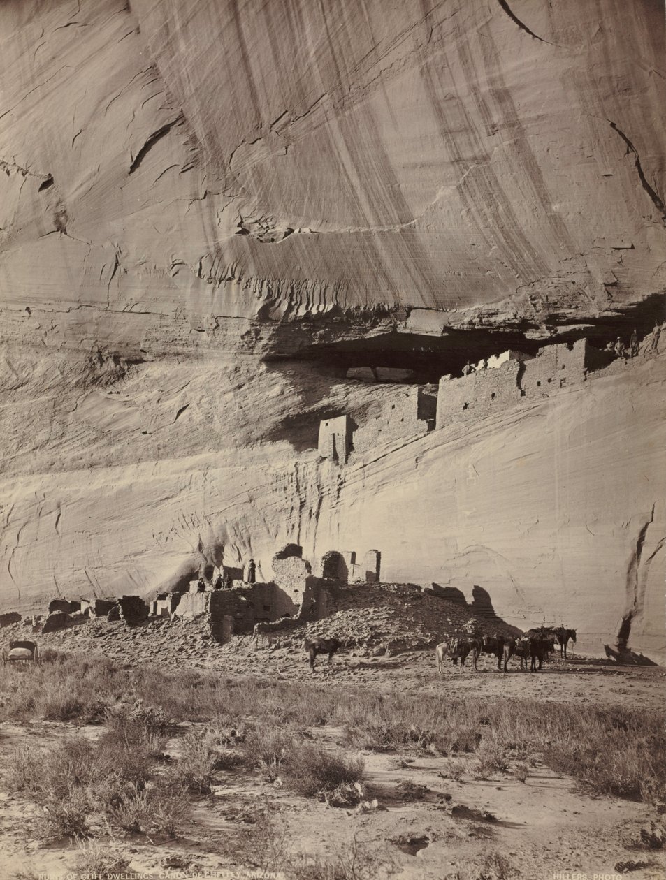 Ruinene av Cliff Dwellings, Cañon de Chelly, Arizona, ca. 1879-1881. av John K. Hillers