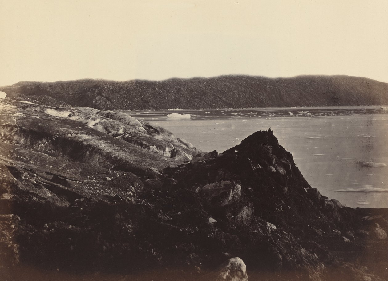 De arktiske områdene: nr. 36. Isbreen sett flytende eller tvunget ned mellom åsene, pløyer opp en morene av jord og steiner, tjue til tretti fot høy av John L. Dunmore, and George P. Critcherson