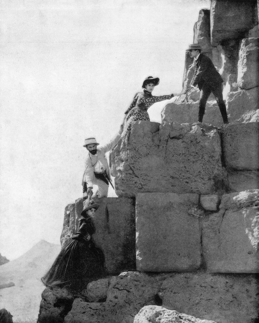 Klatring i Den store pyramiden, Egypt, sent på 1800-tallet av John L. Stoddard