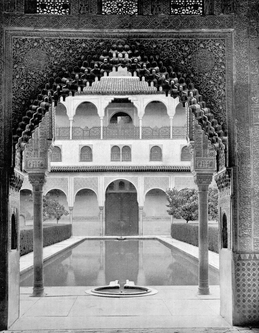Court of the Myrtles, Alhambra, Spania, 1893. av John L. Stoddard