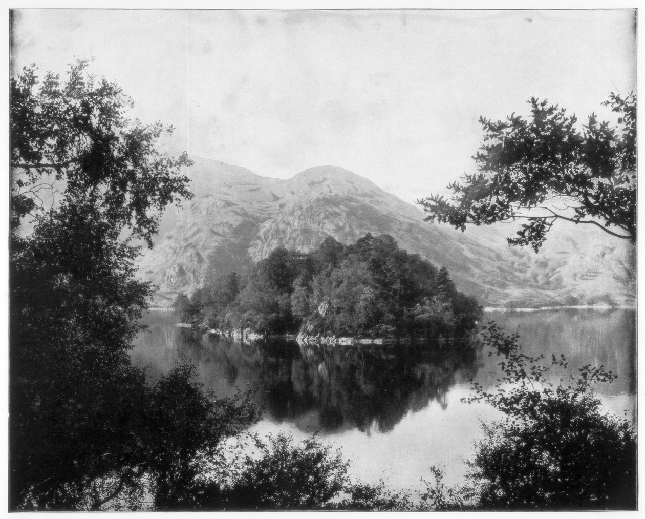 Ellens Isle, Loch Katrine, Skottland, sent på 1800-tallet av John L. Stoddard