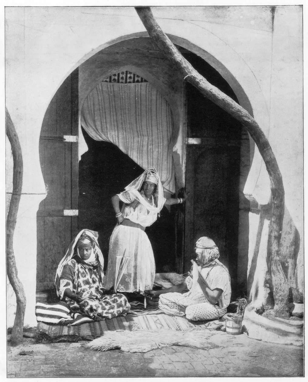 Gruppe av kvinner, Algerie, Afrika, slutten av 1800-tallet av John L. Stoddard