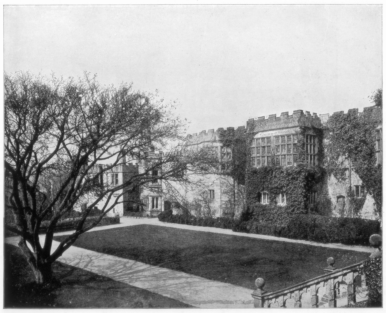 Haddon Hall nær Bakewell, Derbyshire, England, sent på 1800-tallet. av John L. Stoddard