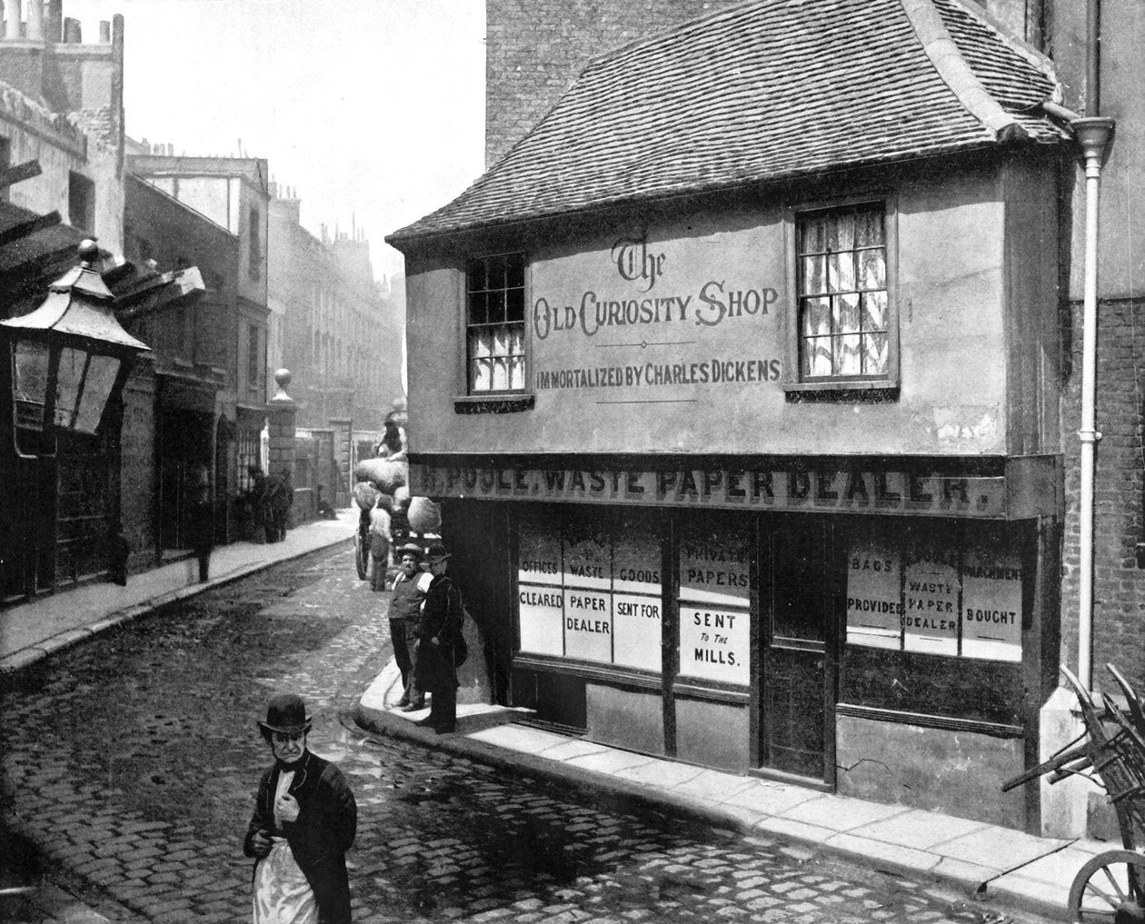 Old Curiosity Shop, London, 1893. av John L. Stoddard