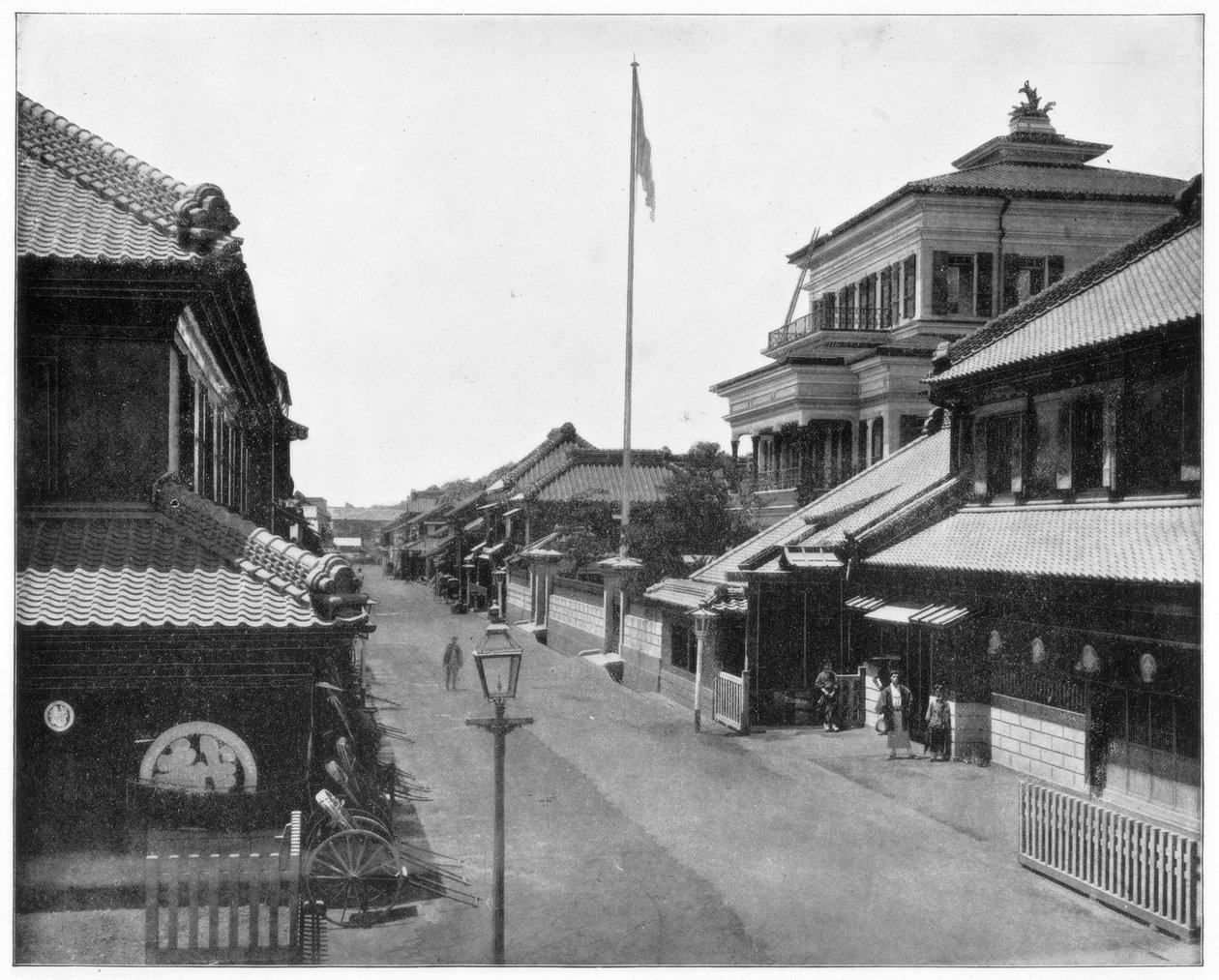 Gate i Tokyo, Japan, sent på 1800-tallet. av John L. Stoddard