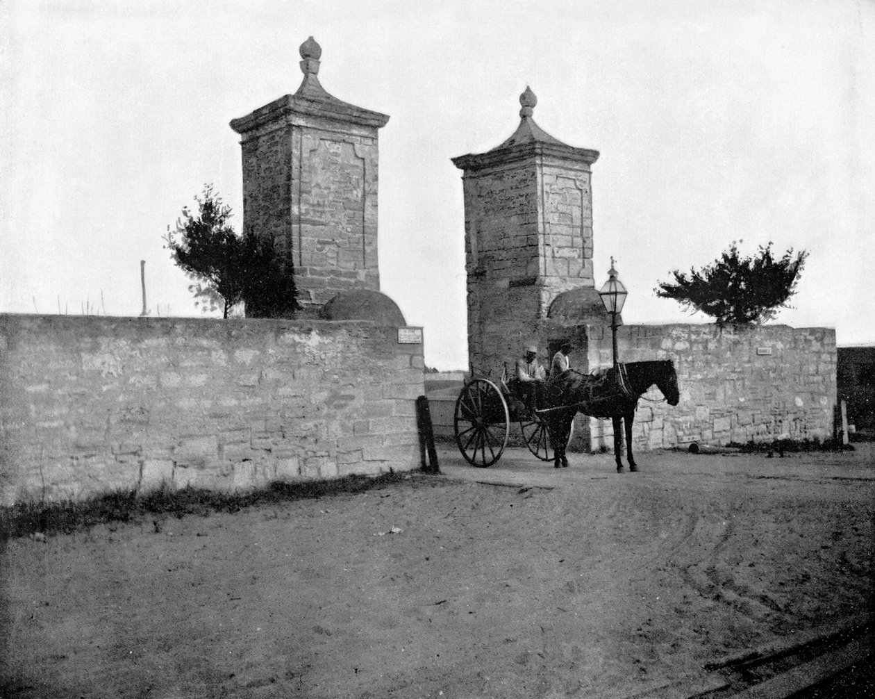 The Old City Gate, St Augustine, Florida, USA, 1893. av John L. Stoddard