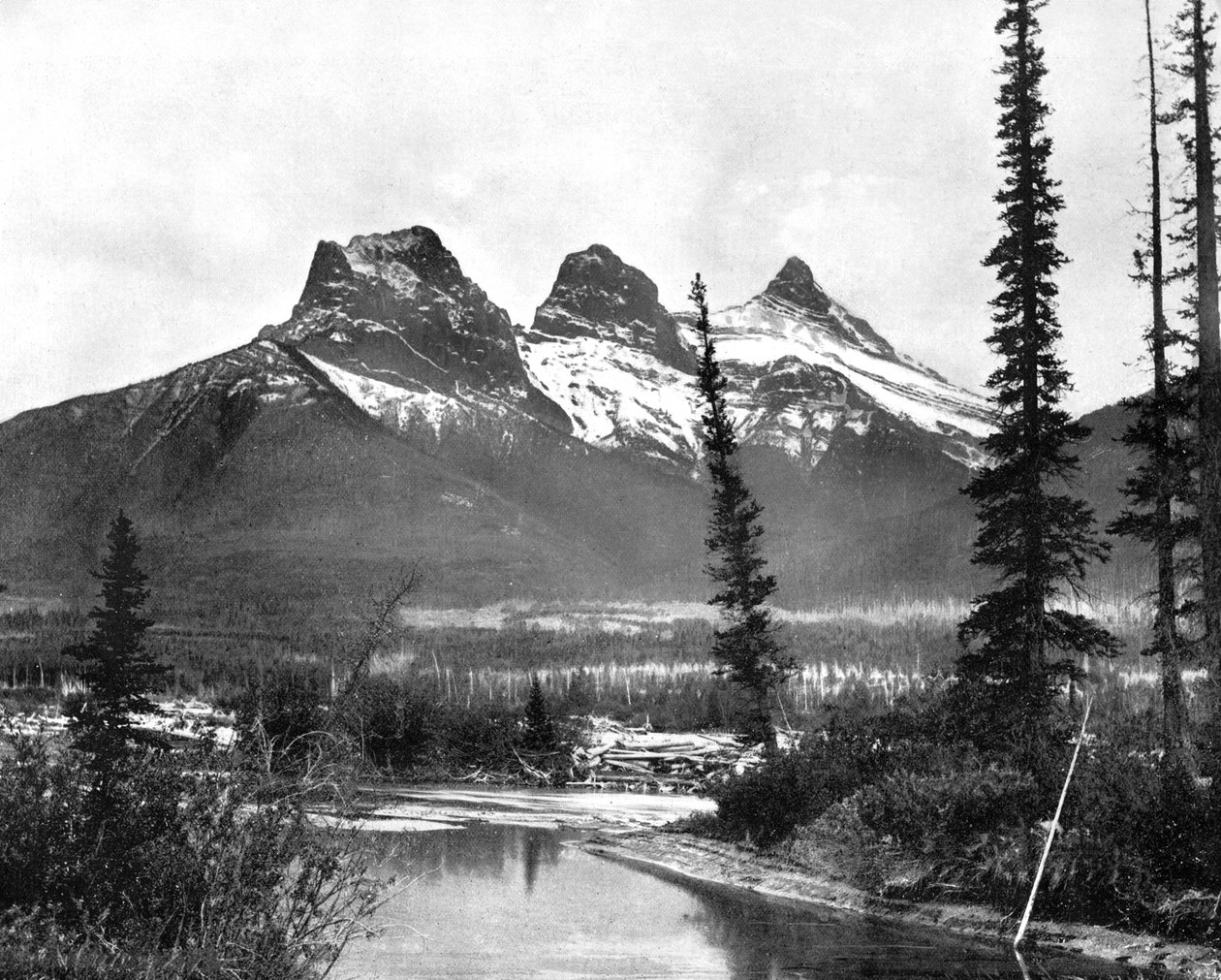 The Three Sisters, Canmore, Canadian Pacific Railway, 1893. av John L. Stoddard