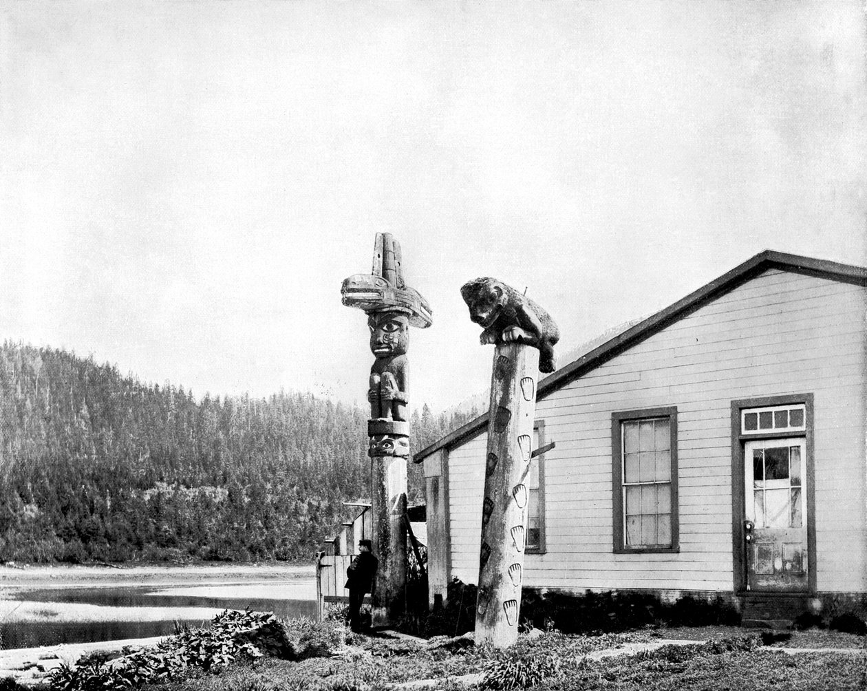 Totempæler, Alaska, USA, 1893. av John L. Stoddard