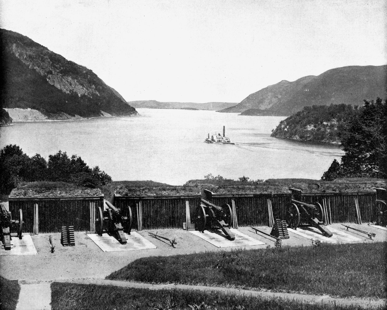 Opp Hudson River fra West Point, New York, USA, 1893. av John L. Stoddard