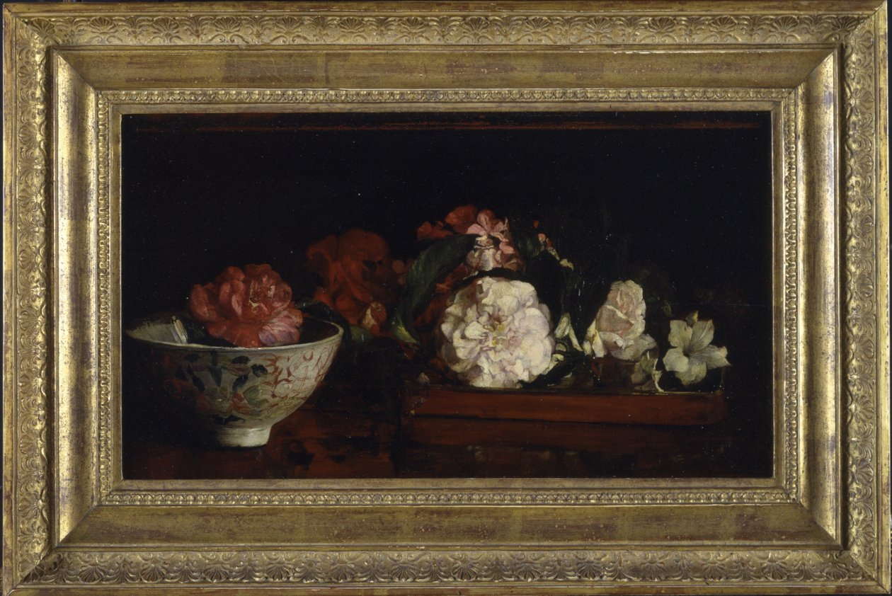 Blomster i japansk brett på mahognibord (olje på panel) av John La Farge or Lafarge