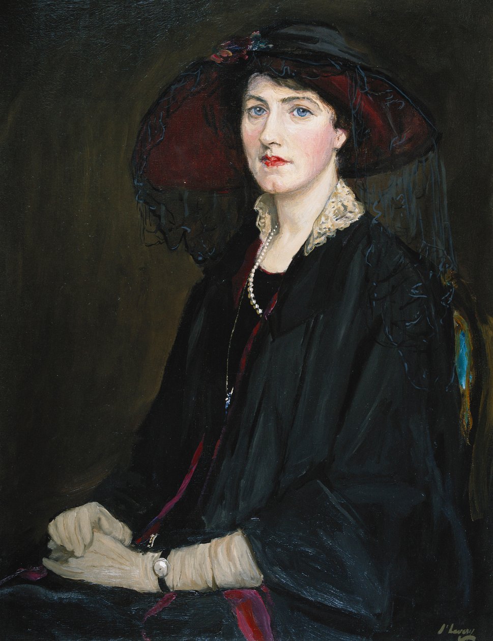 Portrett av Lady Raeburn, sittende halv lengde, i en blondekragejakke, perlekjede og svart hatt av John Lavery