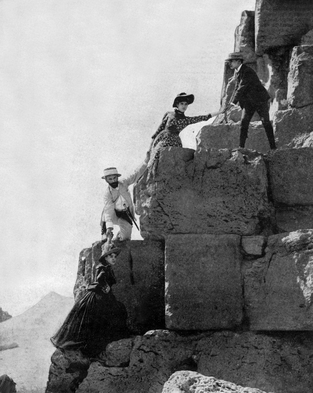 Oppstigning av den store pyramiden til Cheops i Giza, Egypt, ca. 1890 (s/hvitt-bilde) av John Lawson Stoddard