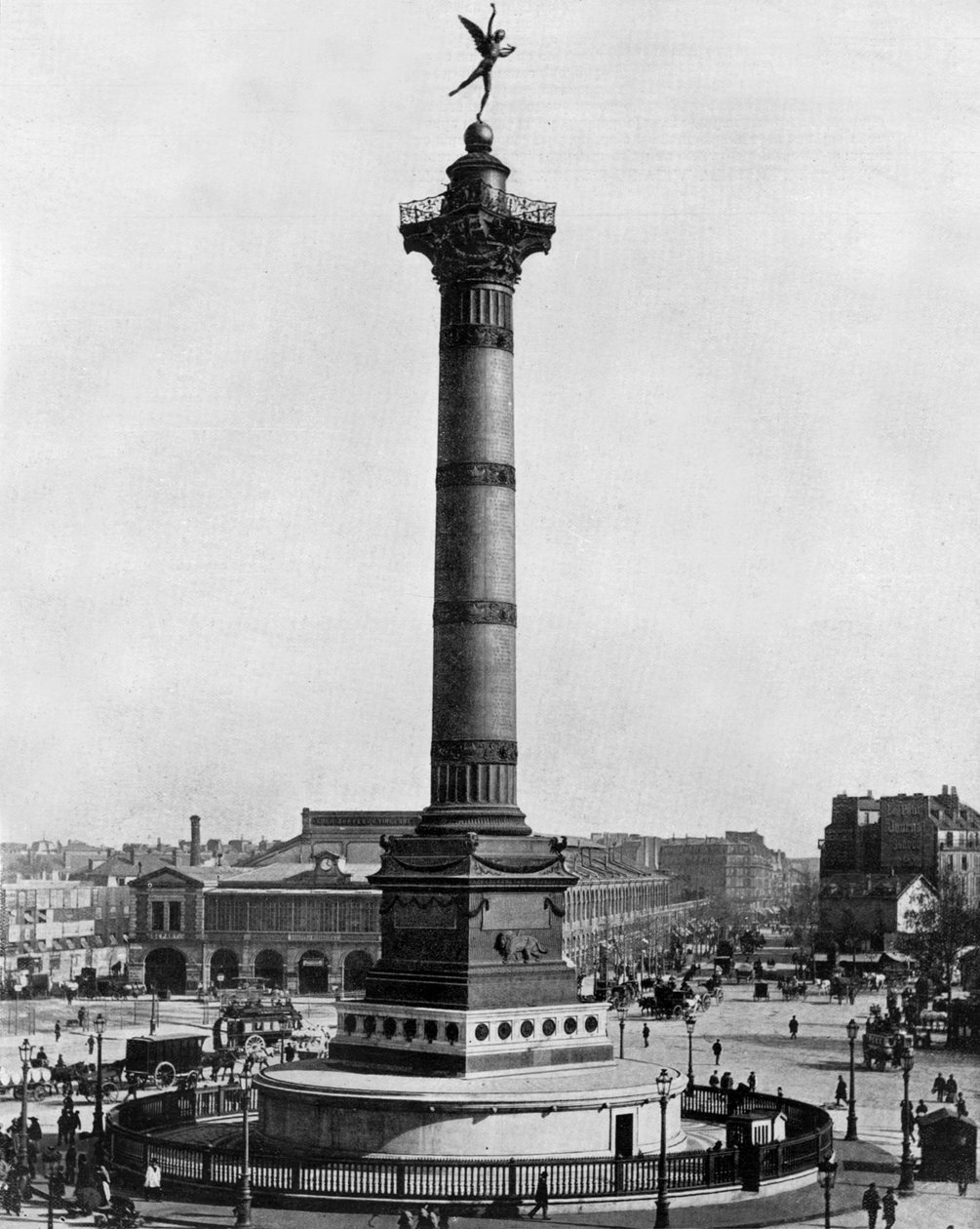 Bastilleplassen i Paris med julisøylen bygget i 1834 (s/hvitt-bilde) av John Lawson Stoddard