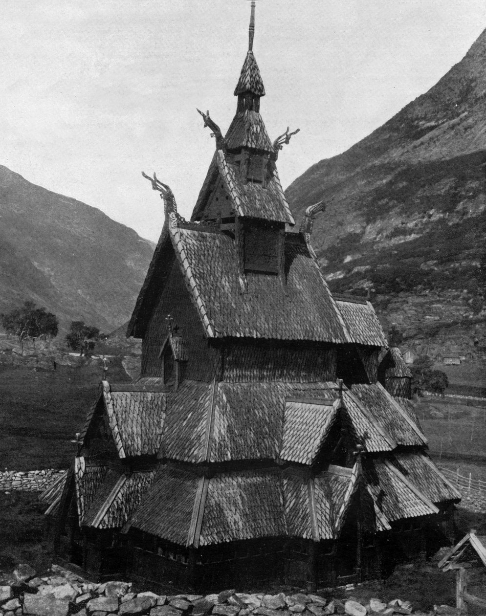 Borgund trekirke i Norge (1100-tallet) (s/hvitt foto) av John Lawson Stoddard