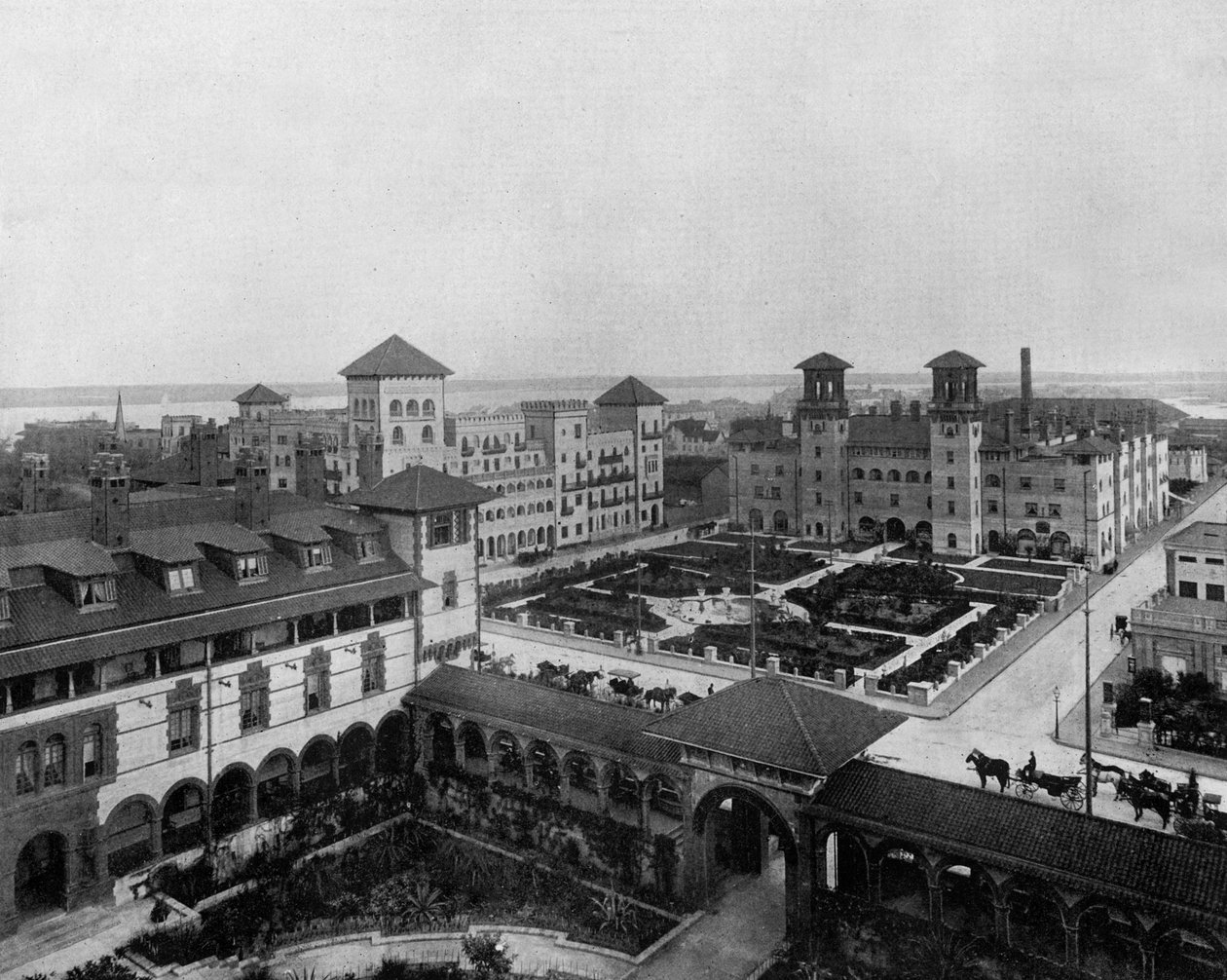 Hoteller i Saint Augustine, Florida: Alcazar, de Cordoue, Pont de Leon, ca. 1900 (s/hvitt bilde) av John Lawson Stoddard