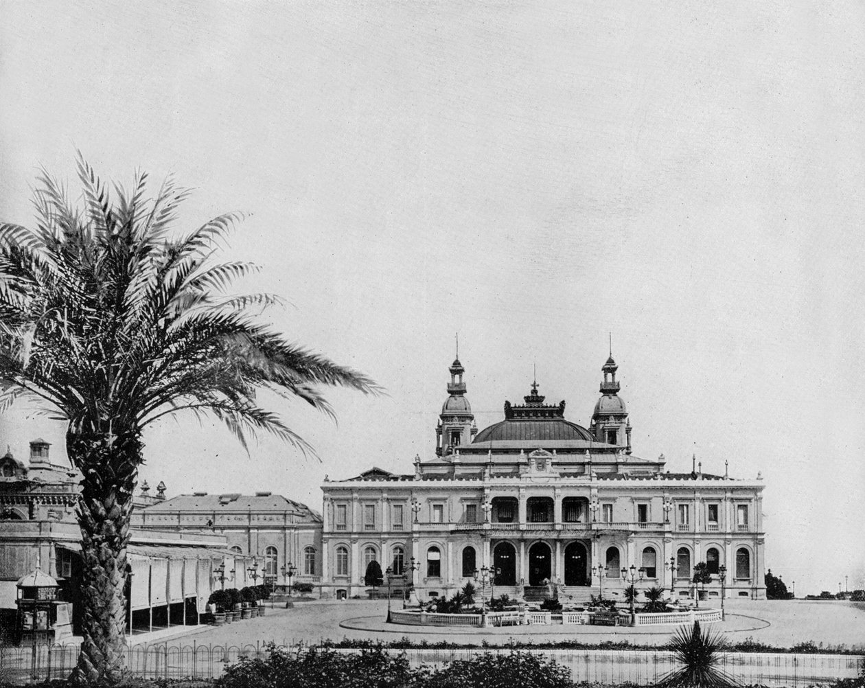 Monte Carlo kasino bygget i 1863 av Charles Garnier (s/hvitt bilde) av John Lawson Stoddard
