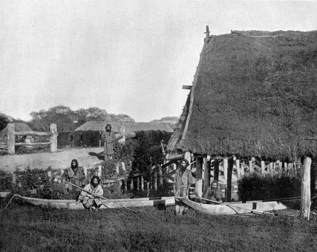 Naturaler på Jesso Island i Japan her av aboriginerne foto av John Lawson Stoddard (1850 1931) Reisende og konferansedeltaker Utdanningspublikasjon for -Chicago (s/hvitt-bilde) av John Lawson Stoddard