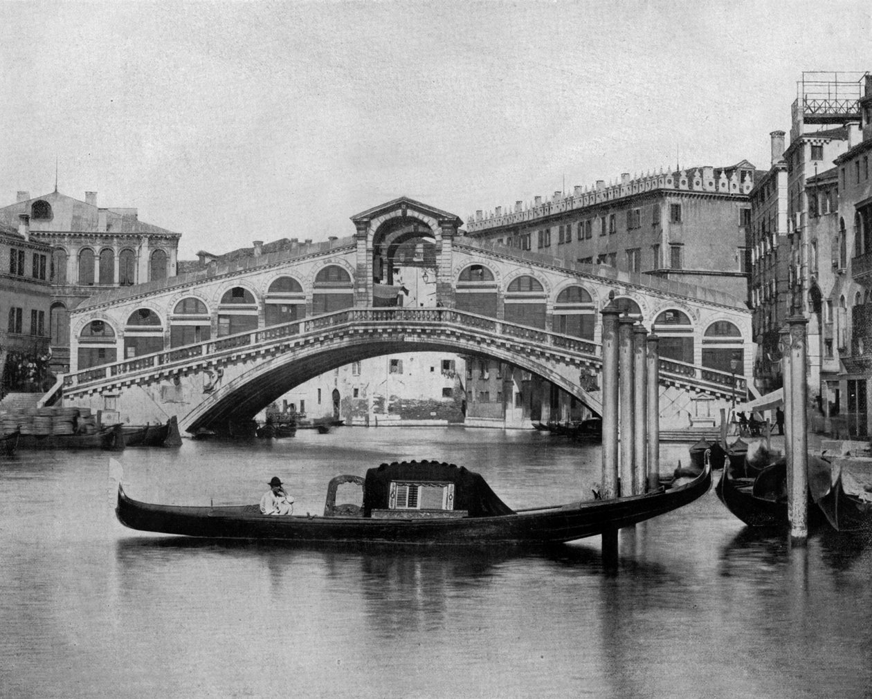 Rialtobroen i Venezia (s/hvitt bilde) av John Lawson Stoddard