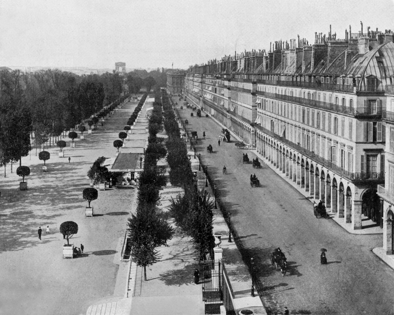 Rivoli-gaten i Paris, på l: Tuileries-hagen, i bakgrunnen: Triumfbuen, ca. 1900 (s/hvitt bilde) av John Lawson Stoddard