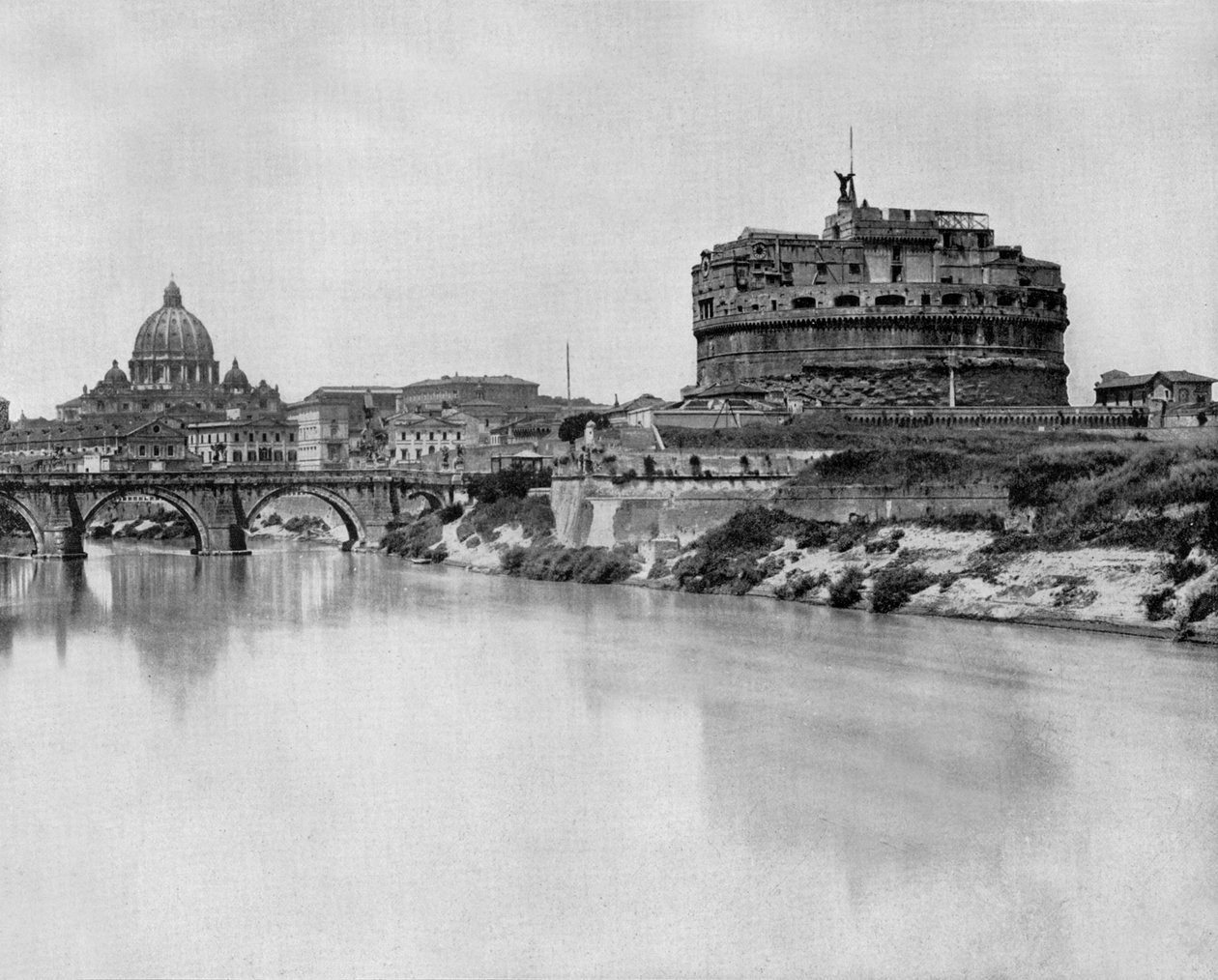 San Angelo-slottet og broen over elven Tiberen, i bakgrunnen: Basilica Saint Peter i Roma (s/hv-bilde) av John Lawson Stoddard