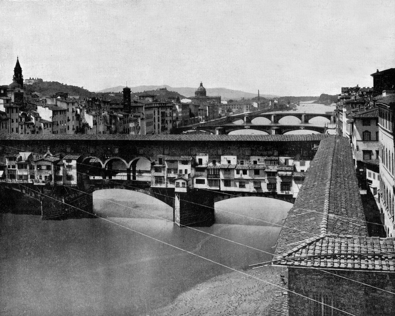 Ponte Vecchio i Firenze, Italia, gammel bro på Arno-elven (s/hvitt-bilde) av John Lawson Stoddard