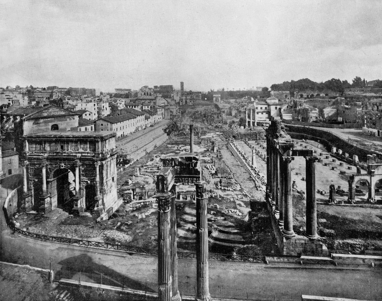 Forumet i Roma med ruiner av gamle monumenter: buen av Septime Severe (l), søyler av Saturne tempel (r) og søyler av Vespasian tempel (c, forgrunn) (s/h foto) av John Lawson Stoddard