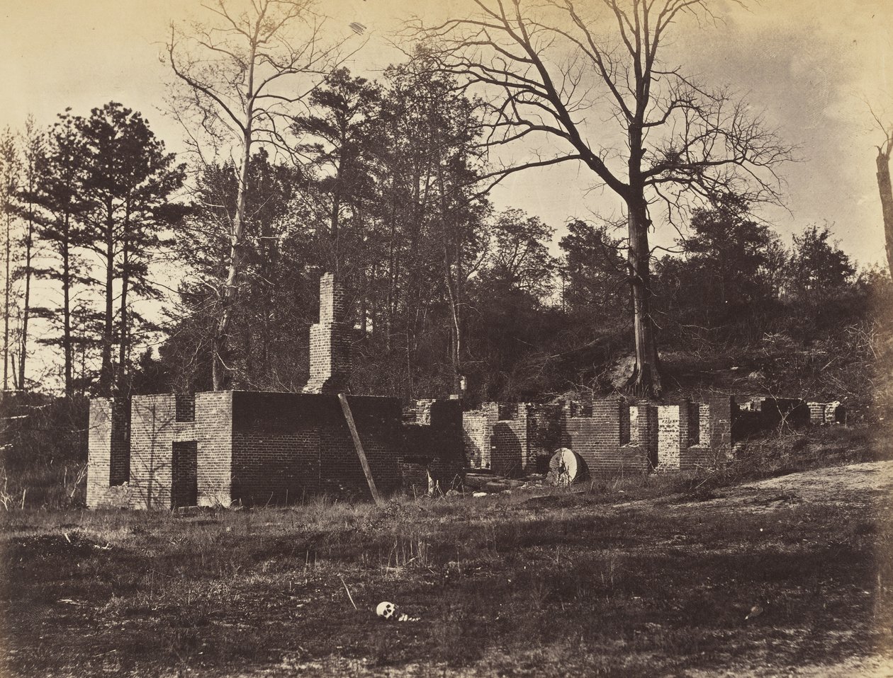 Ruins on Gaines Mill, Virginia., April 1865 (albumintrykk montert på vevd papir) av John Reekie