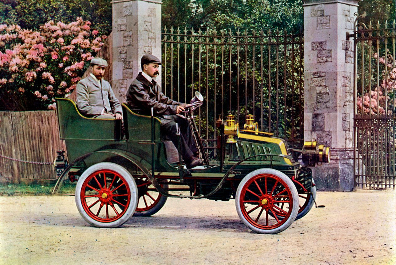 To edvardianske herrer sitter i en bil, 1902-1903 av John Swan and Son