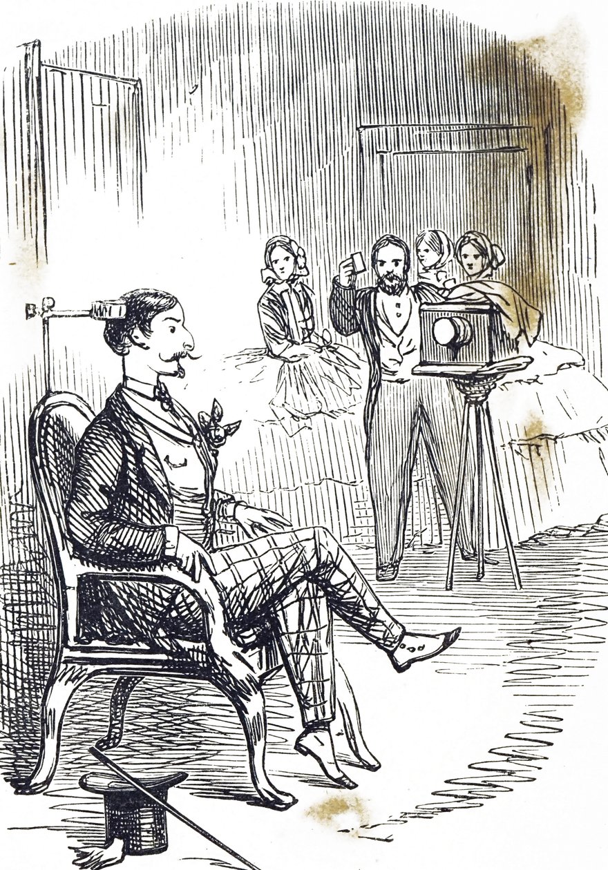 Tegneserie som viser en hodeklemme som brukes for å holde fotografens motiv i ro av John Tenniel