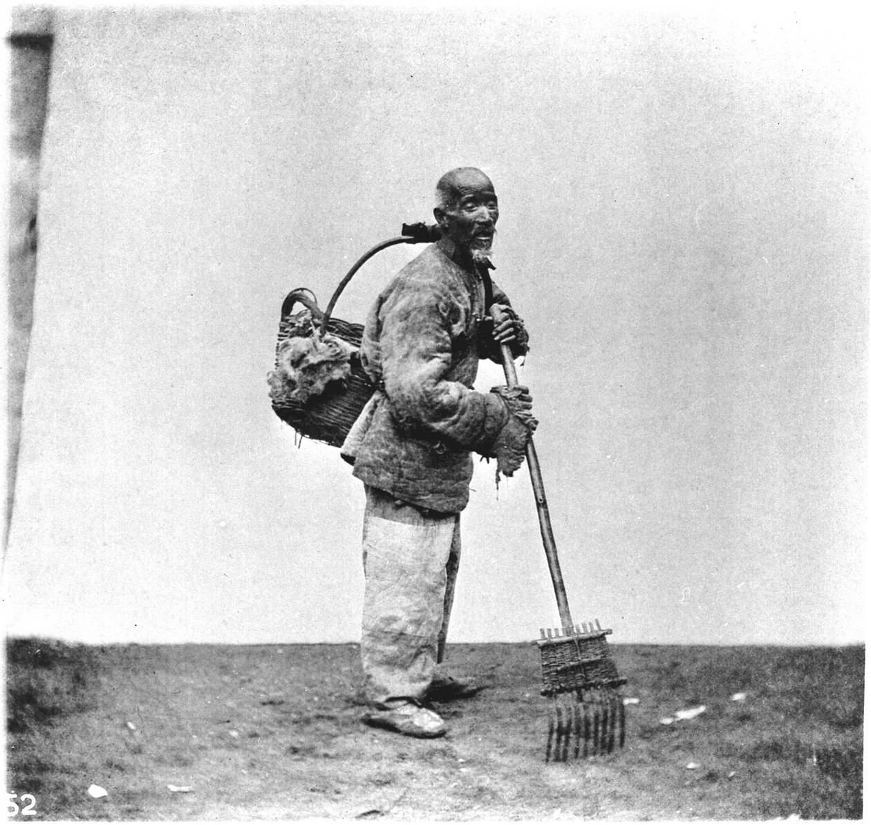 En dagsavis i Kina rundt 1870 (bilde) av John Thomson