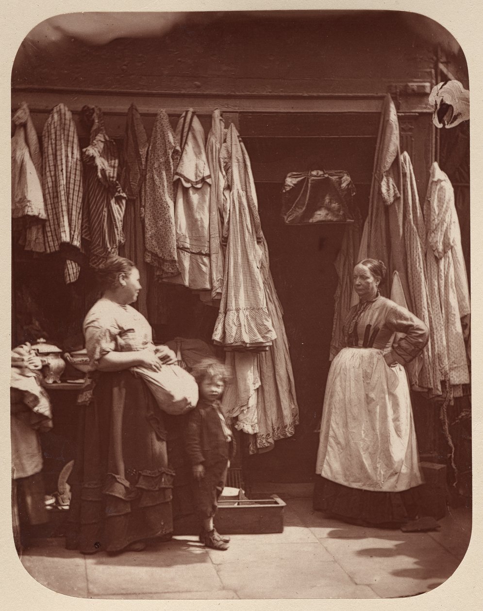 En gammel klesbutikk, syv urskiver av John Thomson
