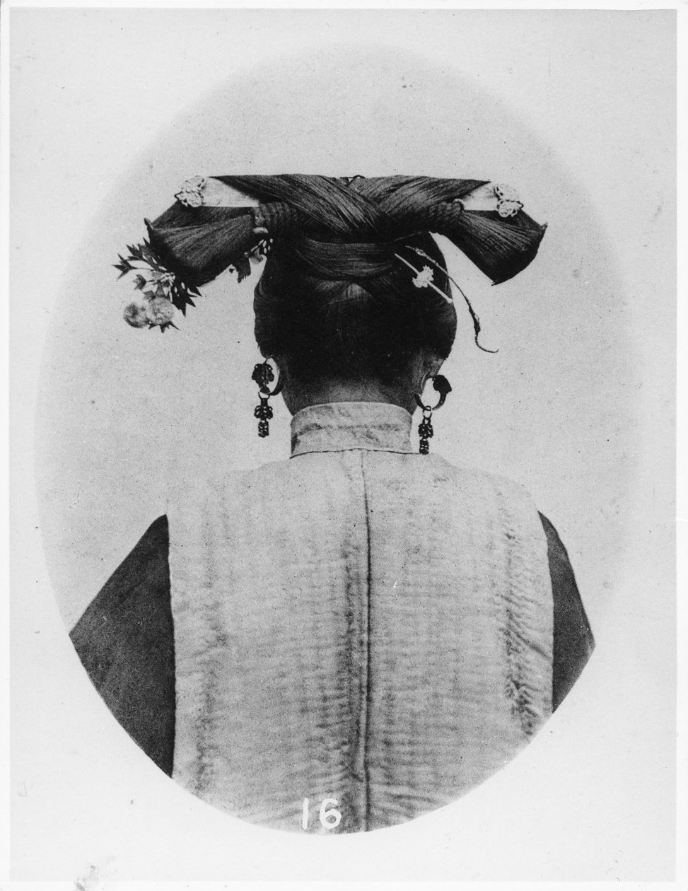 Bakside av Coiffure av gift Manchu matrone, ca. 1867-72 av John Thomson