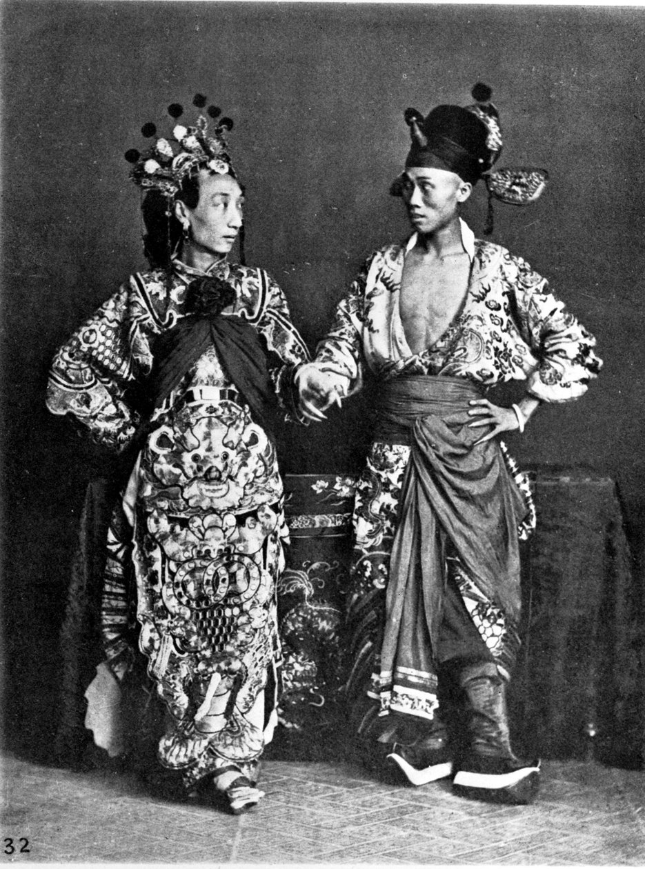 Kina, 2 skuespillere (menn) dans, ca. 1870 (bilde) av John Thomson