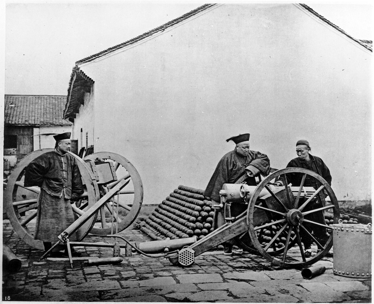 Kina, artillerioffiserer og soldater ca. 1870 (bilde) av John Thomson