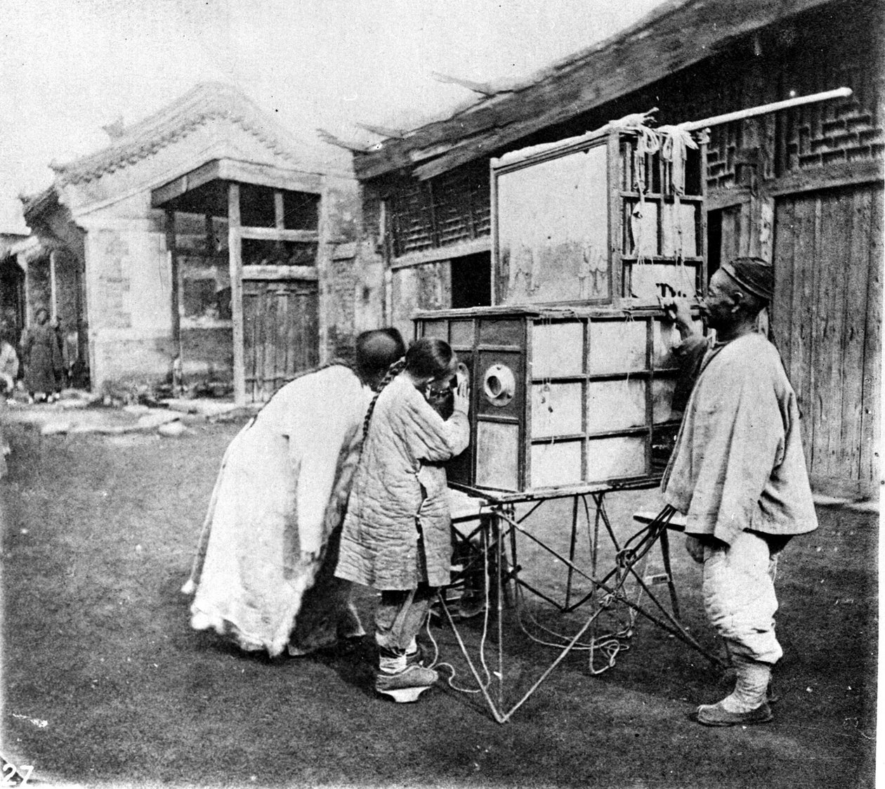 Kina, peep-showet, rundt 1870 (bilde) av John Thomson