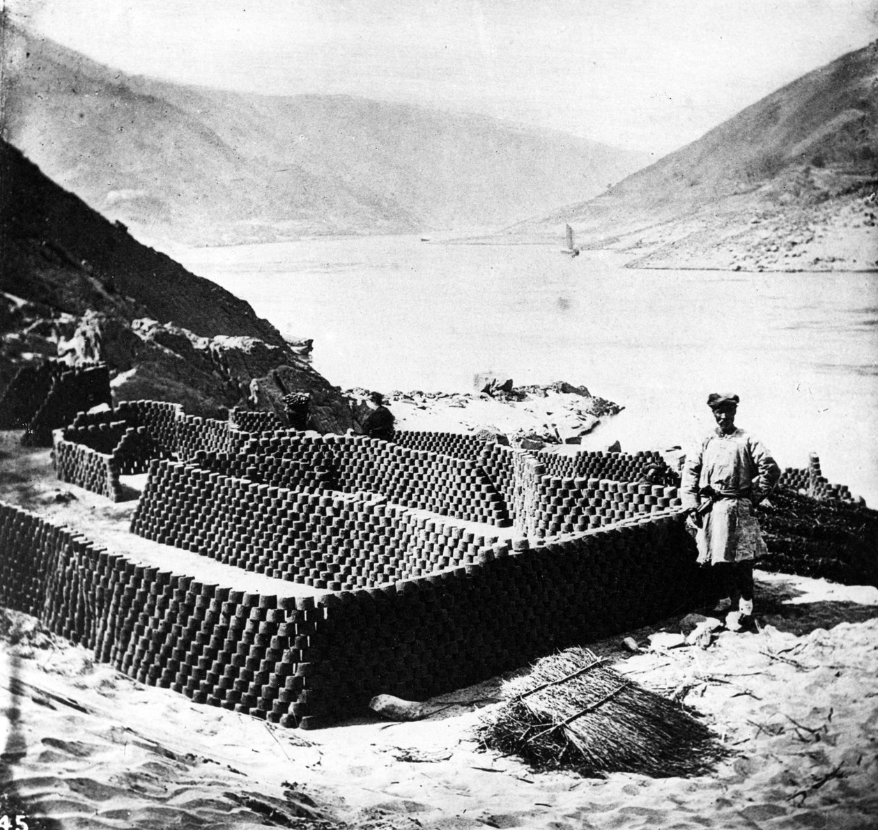 Tørking av drivstoff for eksport, Hubei-provinsen, ca. 1870 av John Thomson