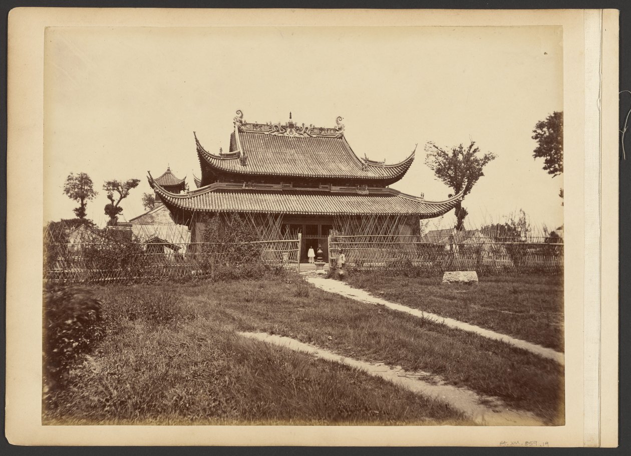 [Inngjerdet tempel] av John Thomson