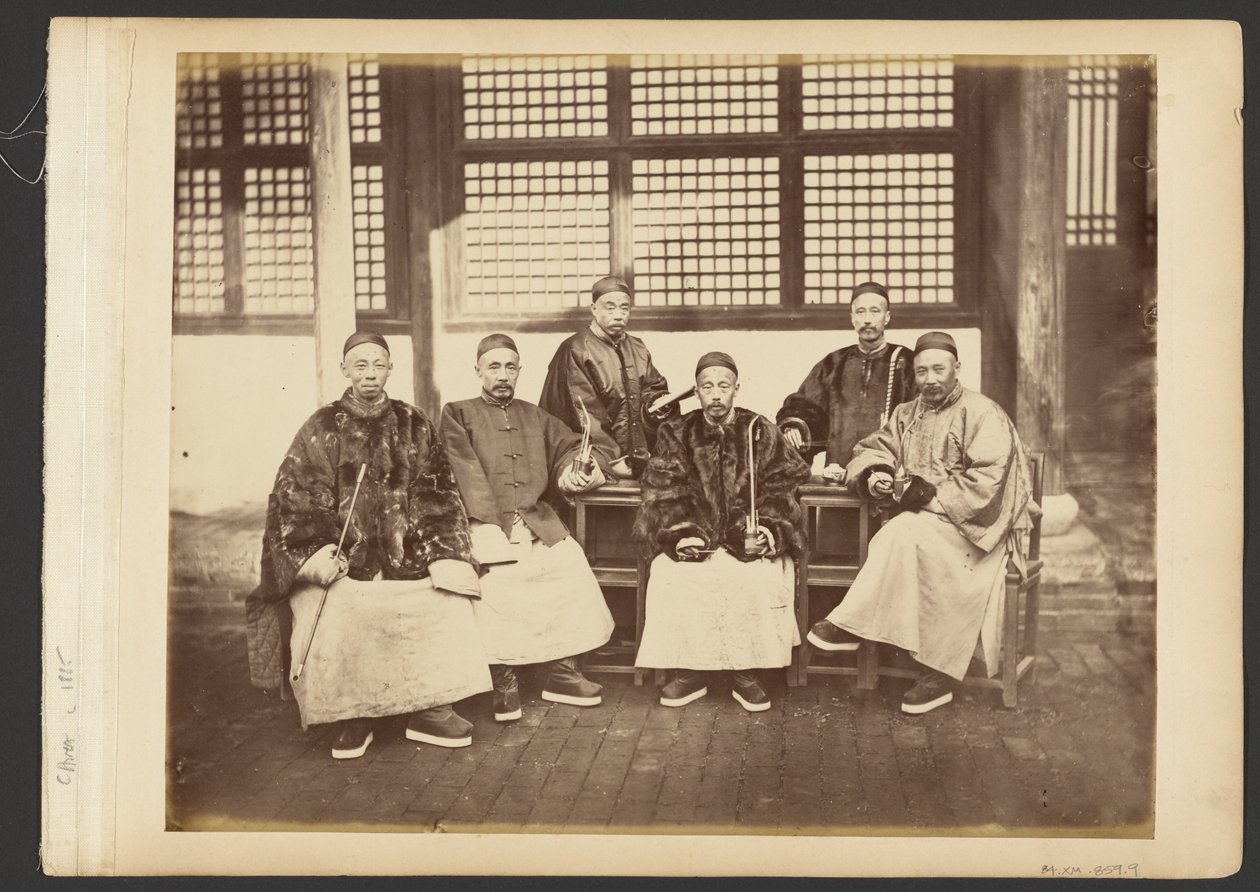 [Gruppeportrett av menn] av John Thomson