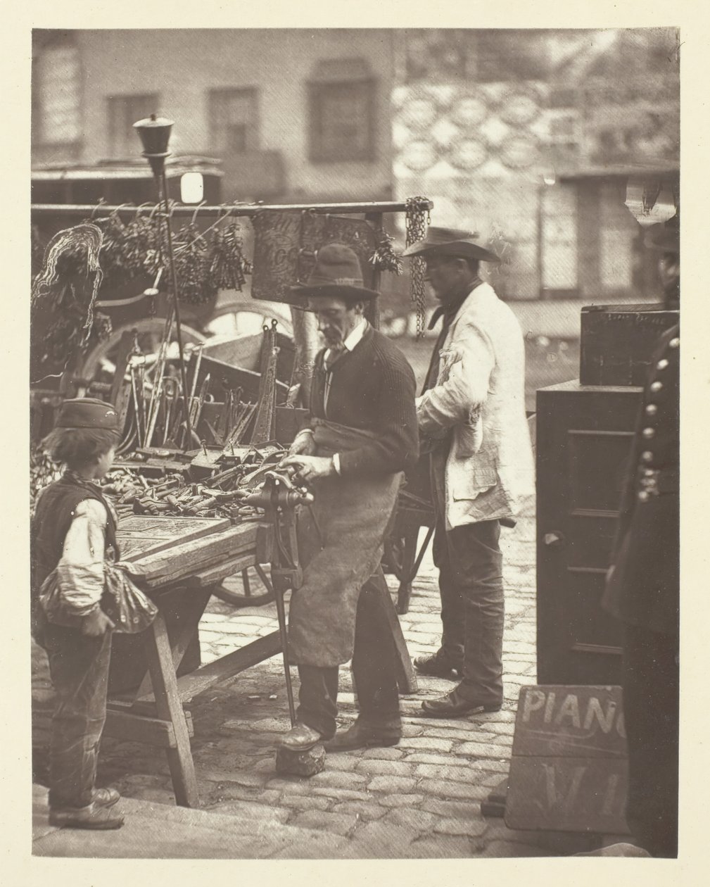 Gatelåsesmeden, 1881. av John Thomson