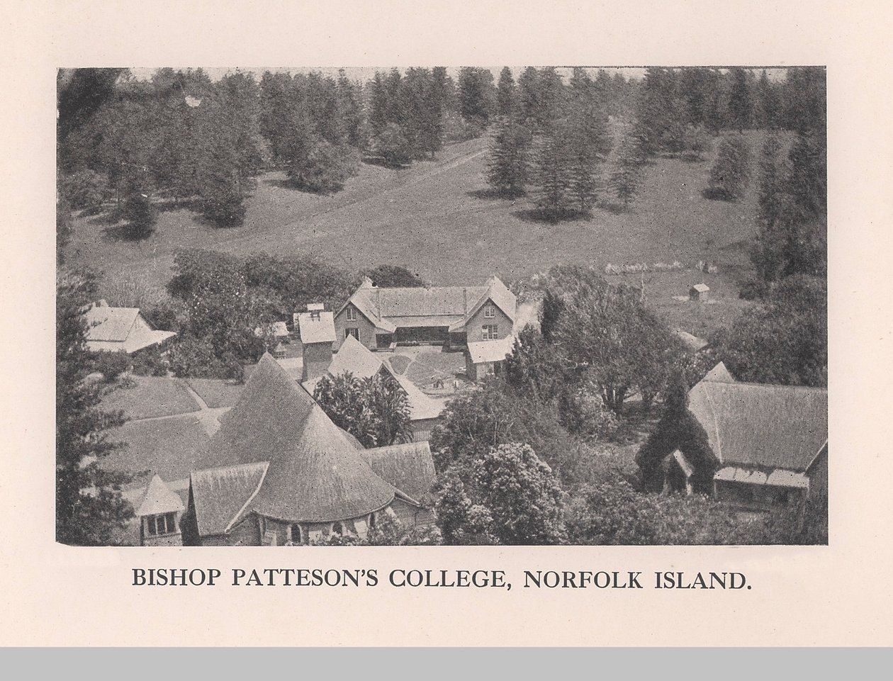 Bishop Pattesons College, Norfolk Island, 1912 av John Watt Beattie
