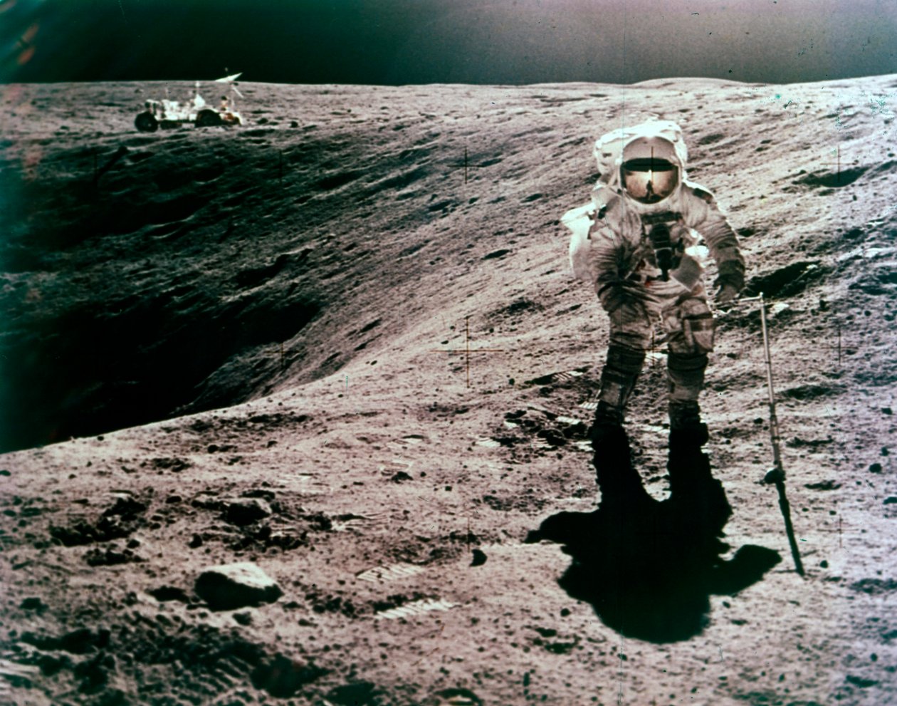 Astronaut Charles Duke på Descartes-landingsstedet, Apollo 16-oppdraget, april 1972. av John Watts Young