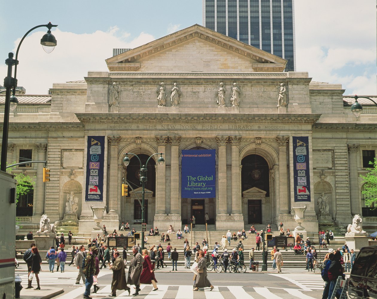 Detalj av fasaden til New York Public Library, åpnet i 1911 av John and Hastings, Thomas Carrere