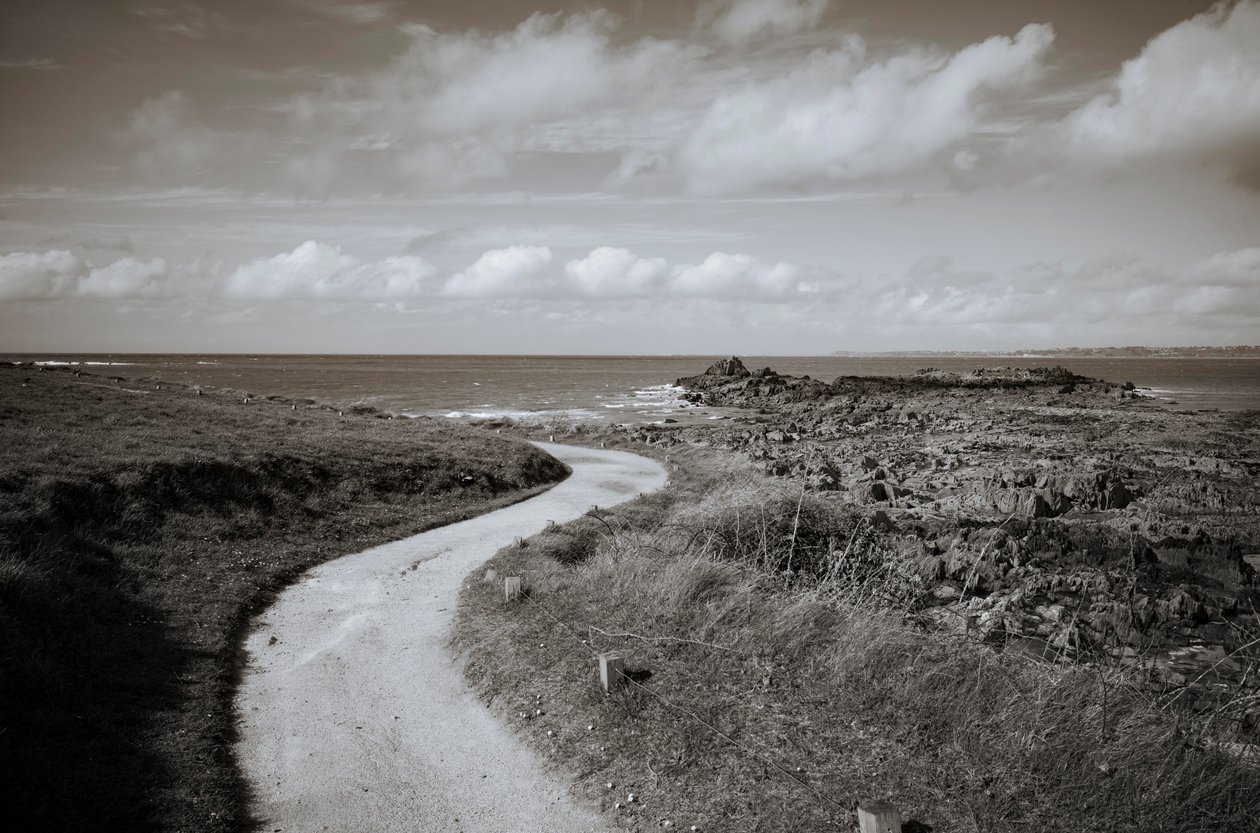 Locquirec i Bretagne og La Roche Tombee, fallende stein, 2022 (bilde) av Jon Nicholson