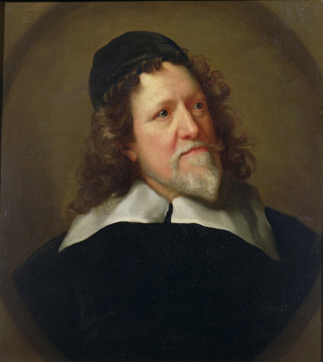 Portrett av Inigo Jones iført en svart tunika og caps av Jonathan Richardson
